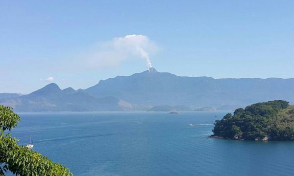 Quase um vulcão: Fumaça do incêndio, que começou no fim de semana, foi notada de longe por moradores de Angra dos Reis (Foto: Cedida por Igor Abreu)