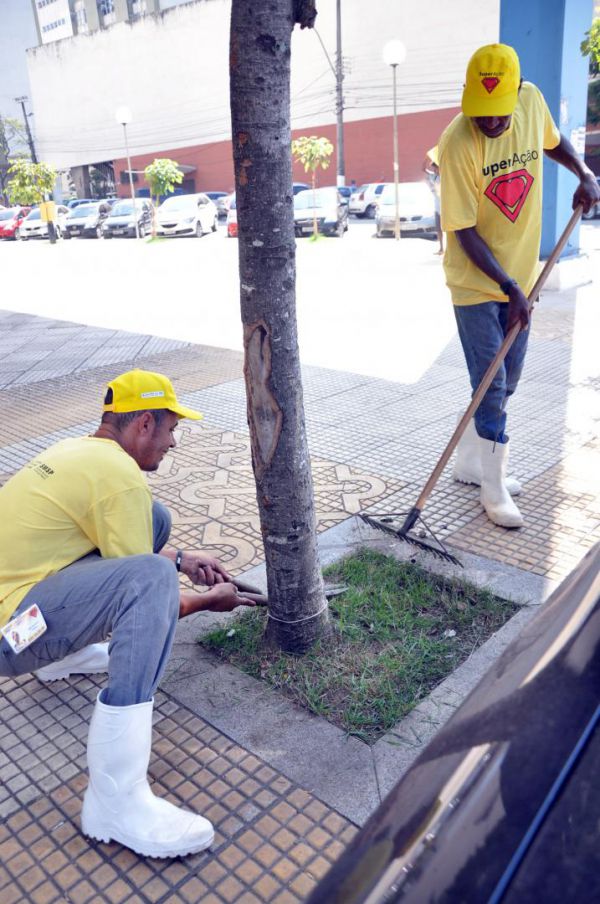 Reinserção: Atendidos pelo projeto receberam uniformes e equipamentos para poderem trabalhar nesta terça, na Vila Santa Cecília (Foto: Divulgação PMVR)