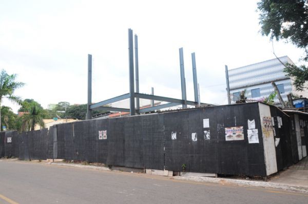 Obra parada: Soldas das estruturas metálicas da nova sede da prefeitura de Pinheiral terão de ser refeitas (Foto: Paulo Dimas)