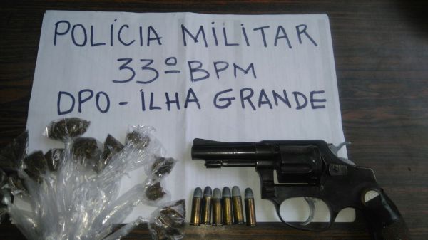 Revólver, seis munições de calibre 32, 14 sacolés de maconha foram apreendidos (Foto: Cedida pela Polícia Militar)