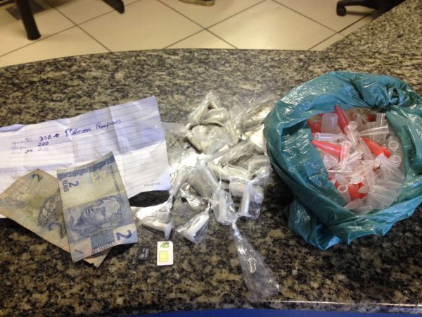 Tráfico: Na casa onde o suspeito foi encontrado a polícia apreendeu pinos de cocaína e material para embalar as drogas (Foto: Cedida pela Polícia Militar)