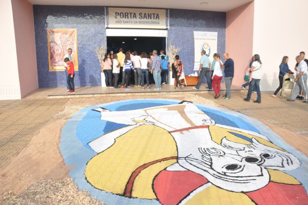 Arte: Fiéis iam entrando na igreja e admirando a beleza de cores do tapete na igreja do Aterrado, em Volta Redonda (Foto: Franciele Bueno)