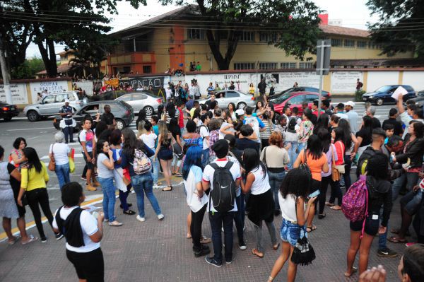 Alunos do Colégio São Vicente fazem protesto por demissões de