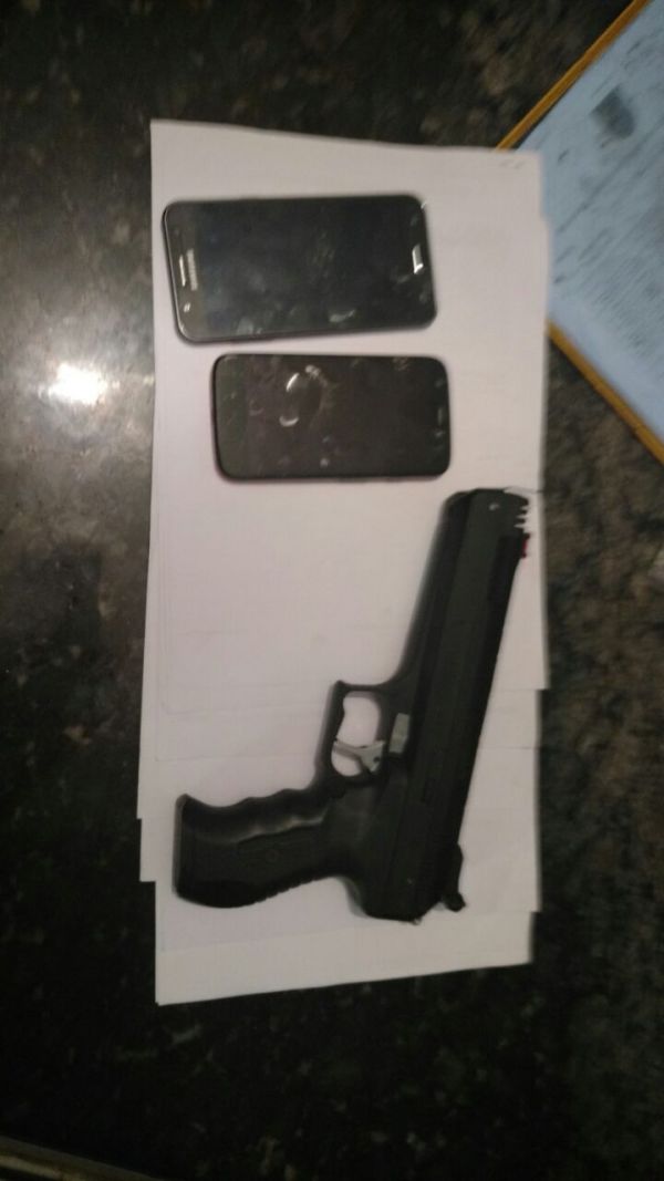Apreensão: Celulares roubados e arma de brinquedo foram encontrados com o quarteto num ônibus que seguia para Mangaratiba (Foto: Cedida pela Polícia Militar - 33º BPM)