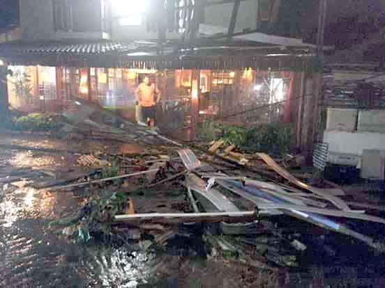 Vila de Trindade, em Paraty, foi atingida por uma forte chuva na noite de segunda-feira (Foto: Enviada via Facebook)