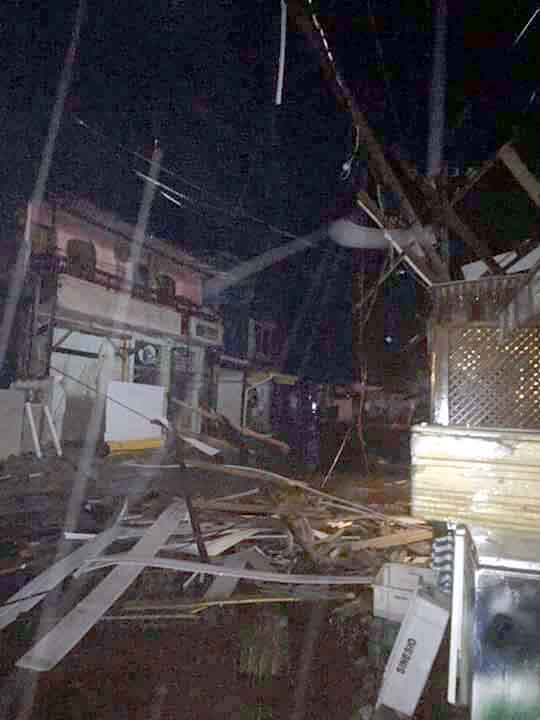 Vila de Trindade, em Paraty, foi atingida por uma forte chuva na noite de segunda-feira (Foto: Enviada via Facebook)