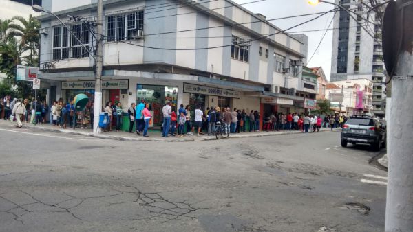Longas filas e espera: Desde cedo pessoas procuraram uma unidade de saúde no Centro de Barra Mansa para conseguir se imunizarem (Foto: Enviada via Facebook)