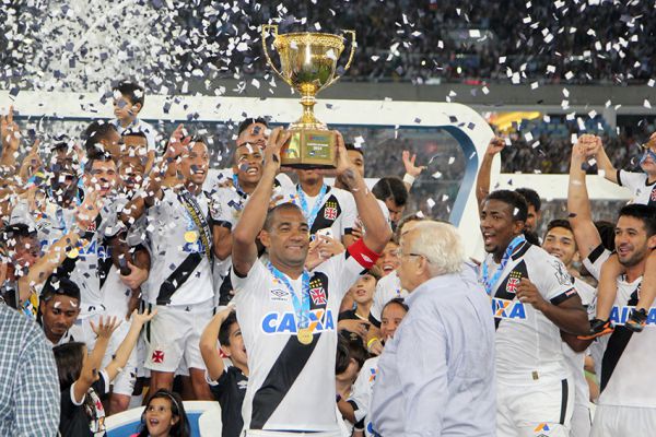 É campeão: Capitão Rodrigo ergue a taça e renova o título do Campeonato Carioca (Foto: Paulo Fernandes/Vasco.com.br)