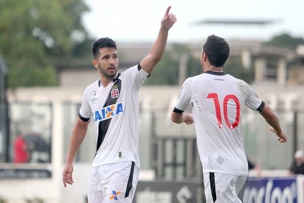 Luan marcou de cabeça em cruzamento de Nenê (camisa 10) (Paulo Fernandes/Vasco.com.br)