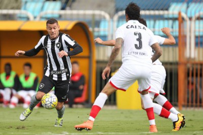 Disputa: Botafogo e Vitória fizeram jogo muito brigado e de pouco futebol no Raulino