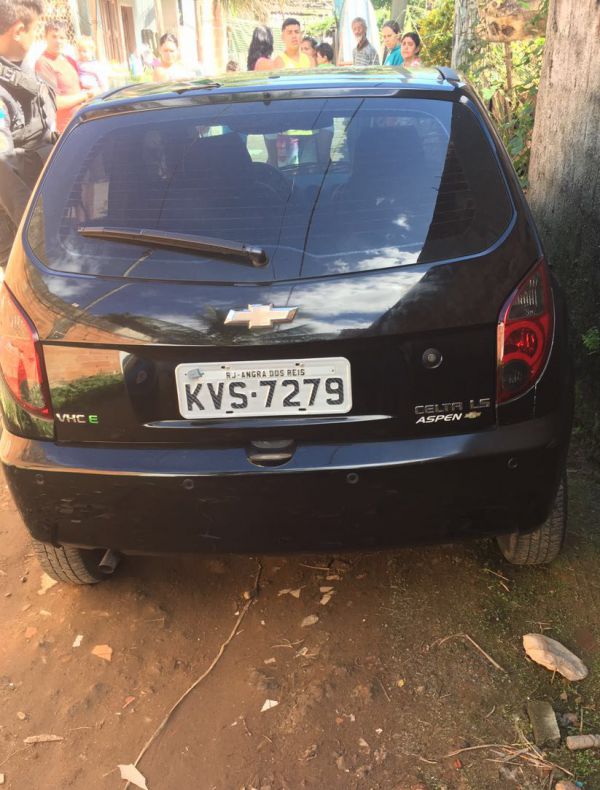 Crime: Após ser roubado, veículo foi abandonado na Rua Itaboraí, no bairro Tararaca (Foto: Cedida pela PM)