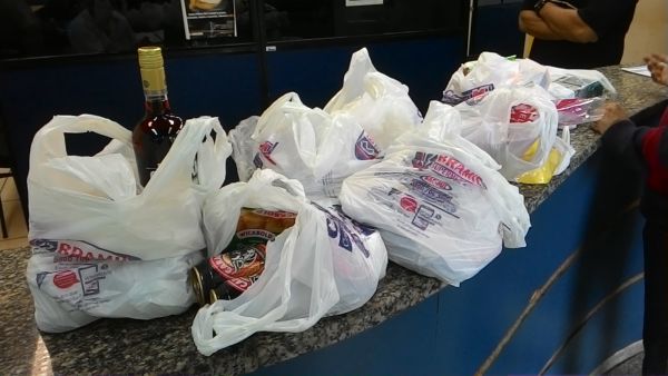 Furto: Idoso teria passado por entre os caixas com as bolsas para chegar até o estacionamento do supermercado no Centro de Barra Mansa (Foto: Arlindo Novais)