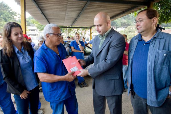 Atendidos: Funcionários da Susesp foram os primeiros a receber as carteirinhas; associados contarão com serviços da Salutar Saúde (Foto: Divulgação PMBM/Cris Oliveira)