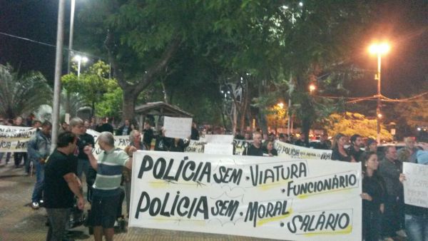Manifestação: Policiais foram até a Praça Brasil, na Vila Santa Cecília, protestar (Foto: Enviada via WhatsApp)
