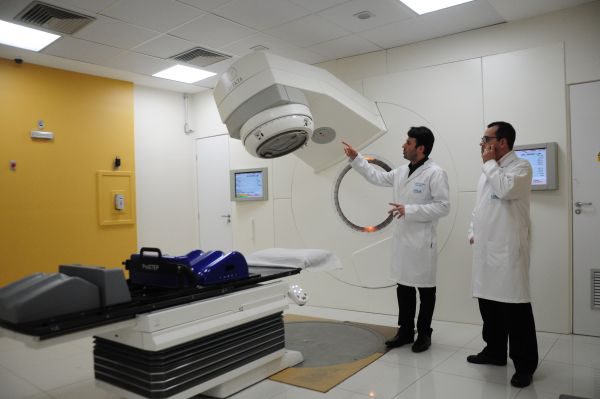Precisão: Tecnologia utilizada na radioterapia no Hospital Hinja é a mesma realizada em grandes centros (Foto: Paulo Dimas)
