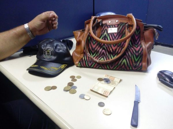 Bolsa, pouco mais de R$ 50 e uma faca foram achadas com o suspeito de roubo (Foto: Cedida pela Guarda Municipal)