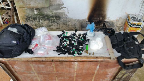 Apreensão: Em Angra dos Reis, material recolhido pelos PMs foi abandonado por dois homens no bairro Santa Rita (Foto: Cedida pela Polícia Militar)