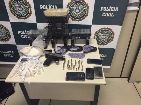 Drogas foram apreendias em Duque de Caxias, no Rio (Foto: Cedida pela Polícia Civil)