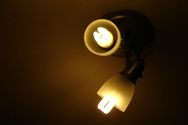 Alternativa: A lâmpada fluorescente tornou-se uma das opções mais preferidas do consumidor pelo preço (Foto: Agência Brasil)