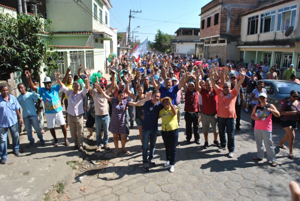 Ednardo faz campanha pelas ruas de Pinheiral (Foto: Divulgação)