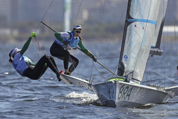 Brasileiras velejam para ganhar a quarta medalha de ouro do Brasil nos Jogos