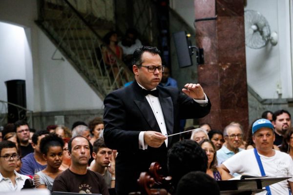 Logo mais: A OSBM, sob regência do maestro Vantoil de Souza, recebe o flautista Felipe Braz para acompanhá-la na obra ‘Concerto para Flauta’ (Fotos: Divulgação) 