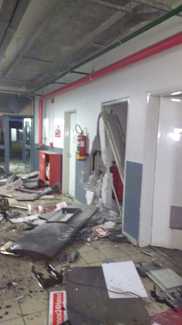 Caixas eletrônicos foram explodidos por pelo menos quatro assaltantes (foto: Enviada por WhatsApp)