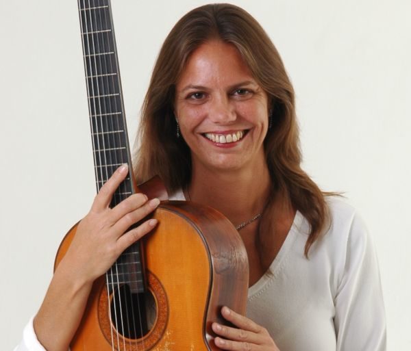 Homenagem: OSBM convida a violonista Maria Haro para estrearem a versão orquestral do concerto para violão ‘Os Campos’ (Foto: Divulgação)
