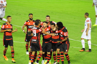 Flamengo vence o Fluminense e cola no Palmeiras (Paulo Dimas)
