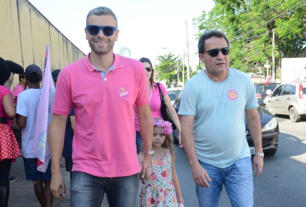 Rodrigo Drable e Deley caminham juntos durante comemoração da vitória