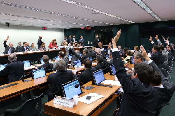 Brasília - A Comissão Especial da Câmara que analisa a PEC 241, que limita os gastos públicos, aprova o texto principal do substitutivo do relator, deputado Darcísio Perondi (Fabio Rodrigues Pozzebom/Agência Brasil)