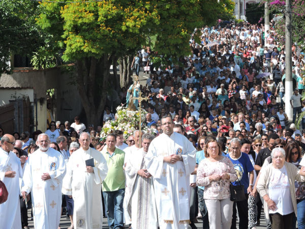 Romaria: Milhares de pessoas foram às ruas em demonstração de fé na Igreja Católica (Foto: Divulgação)