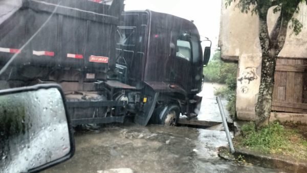 Sem vítimas: Caminhão ficou preso em um buraco no distrito de Muriqui