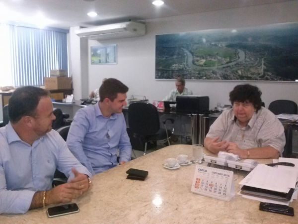 Conversa: O futuro secretário de Governo de Resende, Elio Rodrigues, e o prefeito eleito Diego Balieiro conversam com Neto