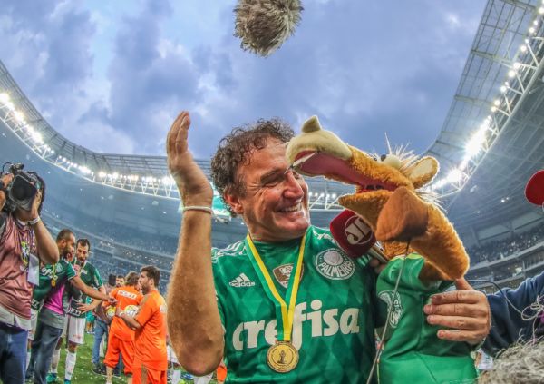 Antigo pé frio: Cuca conquistou o título de campeão brasileiro com o Palmeiras depois da vitória sobre a Chapecoense (Foto: Ricardo Stuckert/CBF)