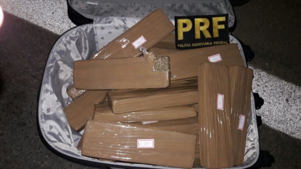 Jovem contou que pegou as drogas com uma mulher no terminal rodoviário do Tietê (Foto: Cedida pela PM)