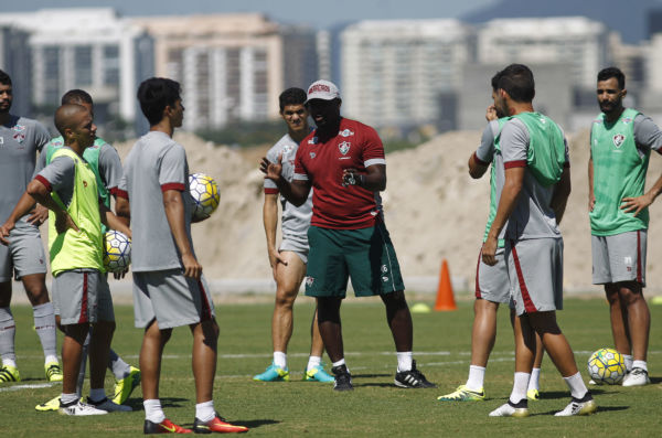 Mãos à obra: Marcão comanda treino do Fluminense no CT Pedro Antonio, na Barra da Tijuca (Foto: Nelson Perez/Fluminense F.C.)