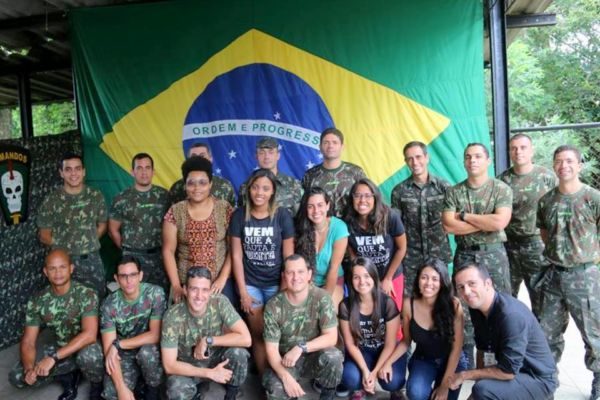 Na prática: Seis alunas de Jornalismo e Publicidade e Propaganda do UniFOA participaram do Estágio de Correspondente de Assuntos Militares (Foto: Divulgação)