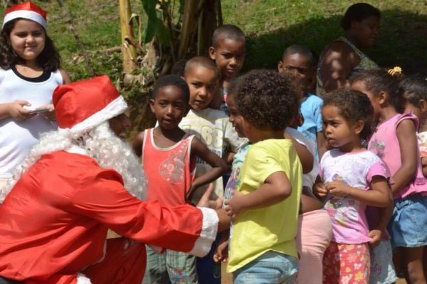 Voluntários se organizam para alegrar Natal de crianças carentes - Diário  do Vale