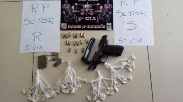 Flagrante: Pistola, munições e sacolés de cocaína e pedaços de maconha foram apreendidos com a dupla (Foto: Cedida pela Polícia Militar)