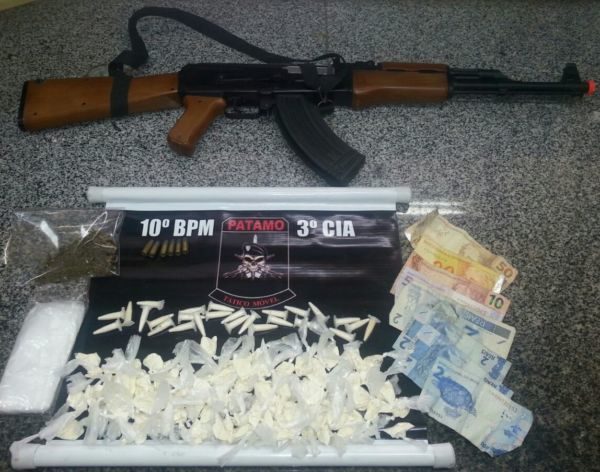 Apreendido: Na casa no suspeito foram encontradas drogas, munições, um simulacro airsoft de fuzil AK47, celular e dinheiro (Foto: Cedida pela PM)
