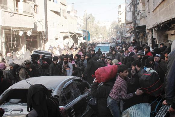 Milhares de pessoas aguardam para deixar o terror dos combates em Aleppo