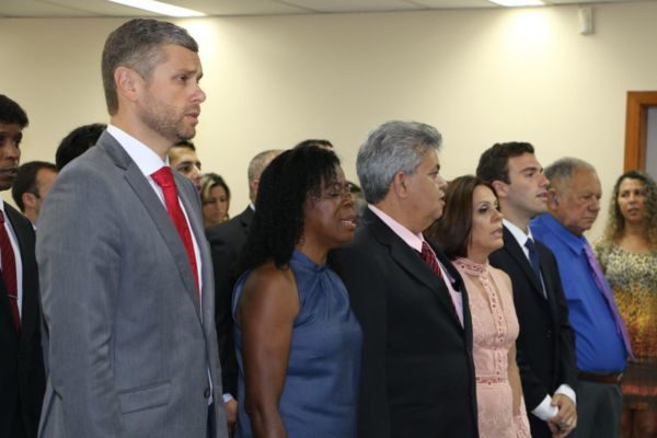 Cerimônia: Rodrigo, Profª Fátima e Marcelo Borges durante o Hino Nacional 
