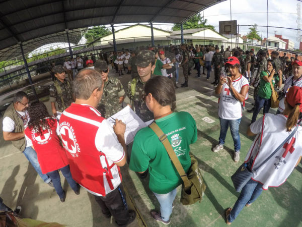 Militares da Aman, Cruz Vermelha e voluntários participaram da ação realizada neste sábado