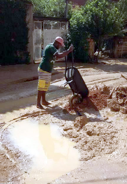  Dia seguinte: Nesta sexta-feira foi dia de limpeza no bairro Entanha - próximo ao Goiabal - após deslizamento de terra (Foto: Divulgação)