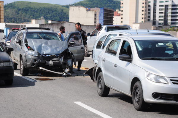 No Centro: Engavetamento no Viaduto Heitor Leite Franco envolveu três veículos e ocorreu após acidente (Foto: Paulo Dimas)
