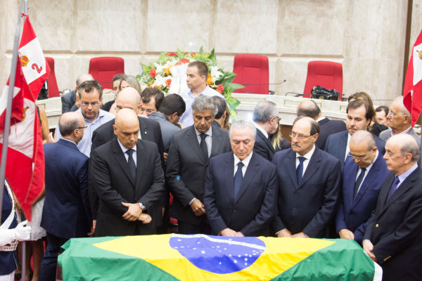 No velório: Michel Temer (ao centro) com ministros, Rodrigo Maia e o governador do Rio Grande do Sul, Ivo Sartori (Foto: Karine Viana/Palácio Piratini)