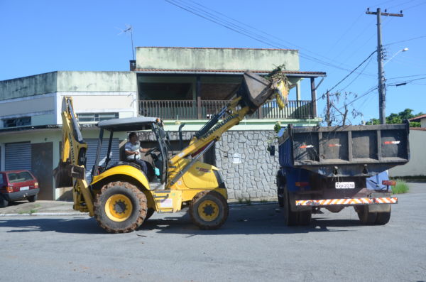 Mutirão foi feito na região do Grande Paraíso e contou com caminhões e máquinas pesadas (foto: PMR)