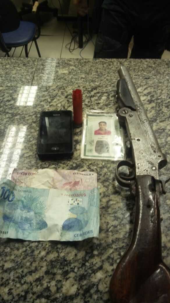 Polícia apreendeu parte do dinheiro levado em roubo, arma e documentos (foto: Cedida pela PM)