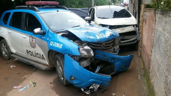 Carros em que estavam suspeitos bateu da polícia (foto: Cedida pela PM)